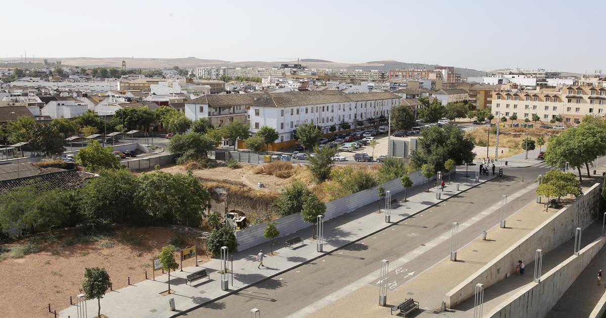 Zona trasera a la torre de La Calahorra