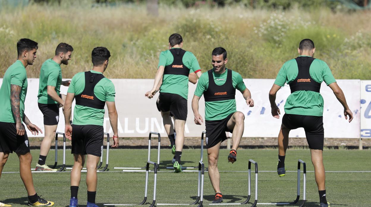 El centrocampista del Córdoba CF Alejandro Alfaro hace un ejercicio en la Ciudad Deportiva