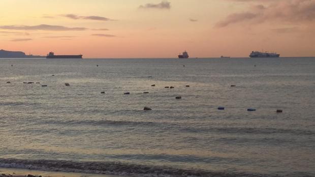 Un alijo fallido deja la playa de Algeciras llena de fardos de hachís