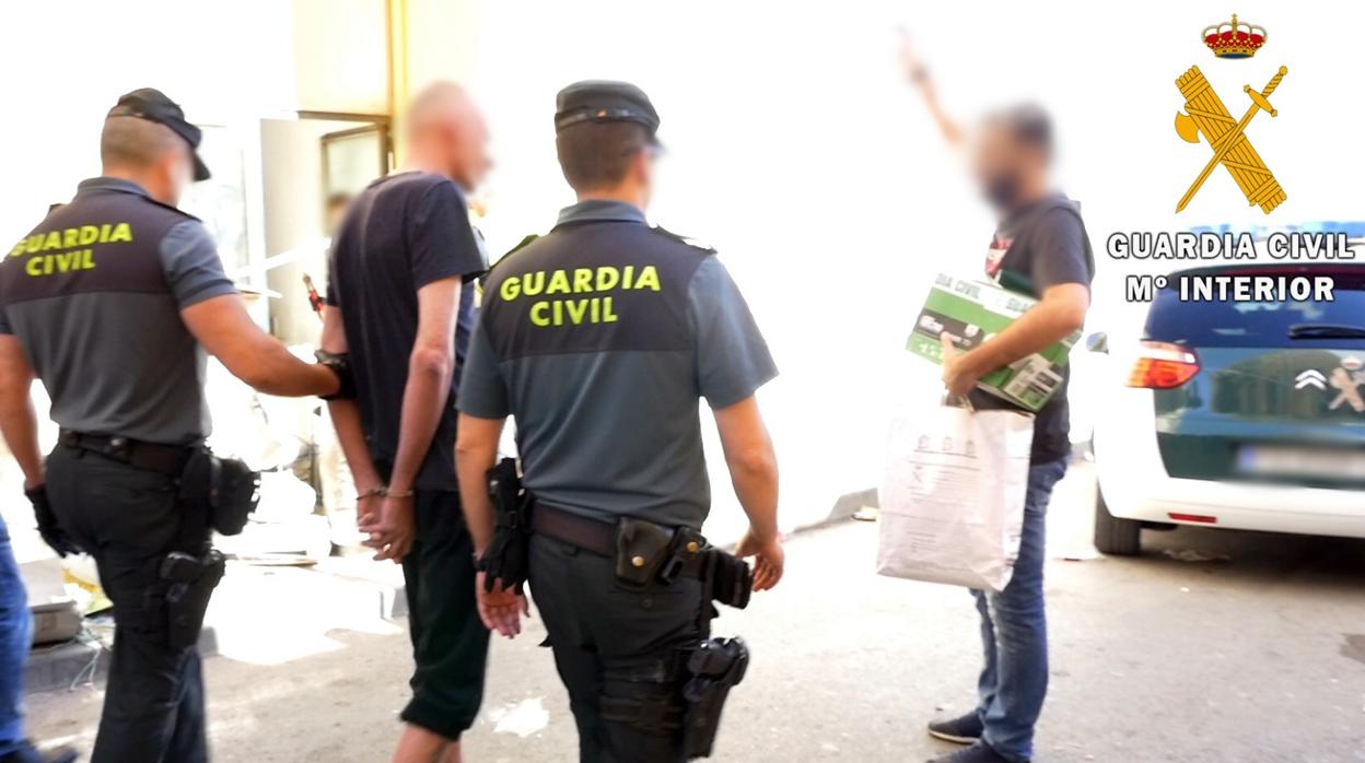 Los agentes han detenido a tres personas y no descartan nuevos arrestos