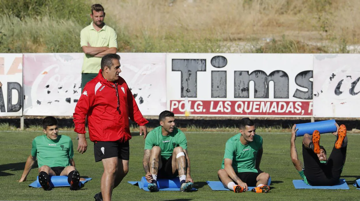 El entrenador del Córdoba CF, José Ramón Sandoval, en el entrenamiento