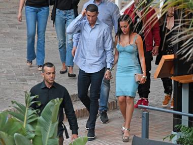 Cristiano Ronaldo junto a Georgina Rodríguez por las calles de Marbella