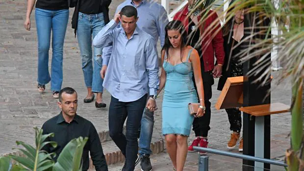 La marcha de Zidane sorprende a Cristiano Ronaldo de vacaciones en Marbella