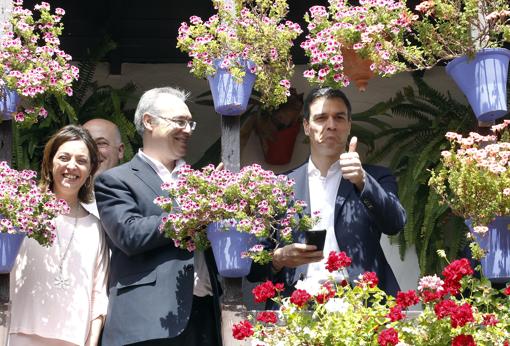 El líder nacional del PSOE durante su visita en abril de 2016 a un patio de Córdoba