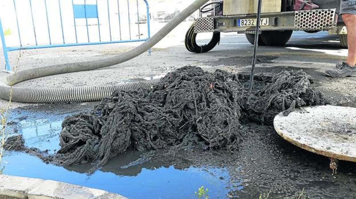 Las toallitas húmedas son uno de los problemas a los que se enfrentan las empresas de aguas