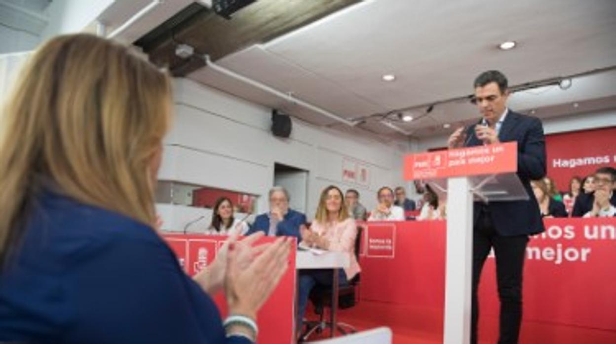 Susana Díaz aplaude la intervención de Pedro Sánchez en el Comité Federal del lunes 28 de mayo