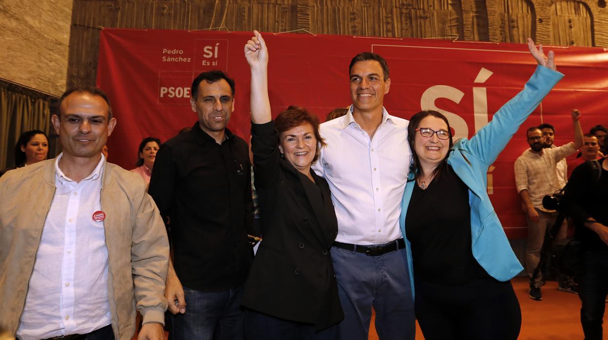 Carmen Calvo, con Pedro Sánchez, en un acto en Córdoba durante las primarias del PSOE de 2017