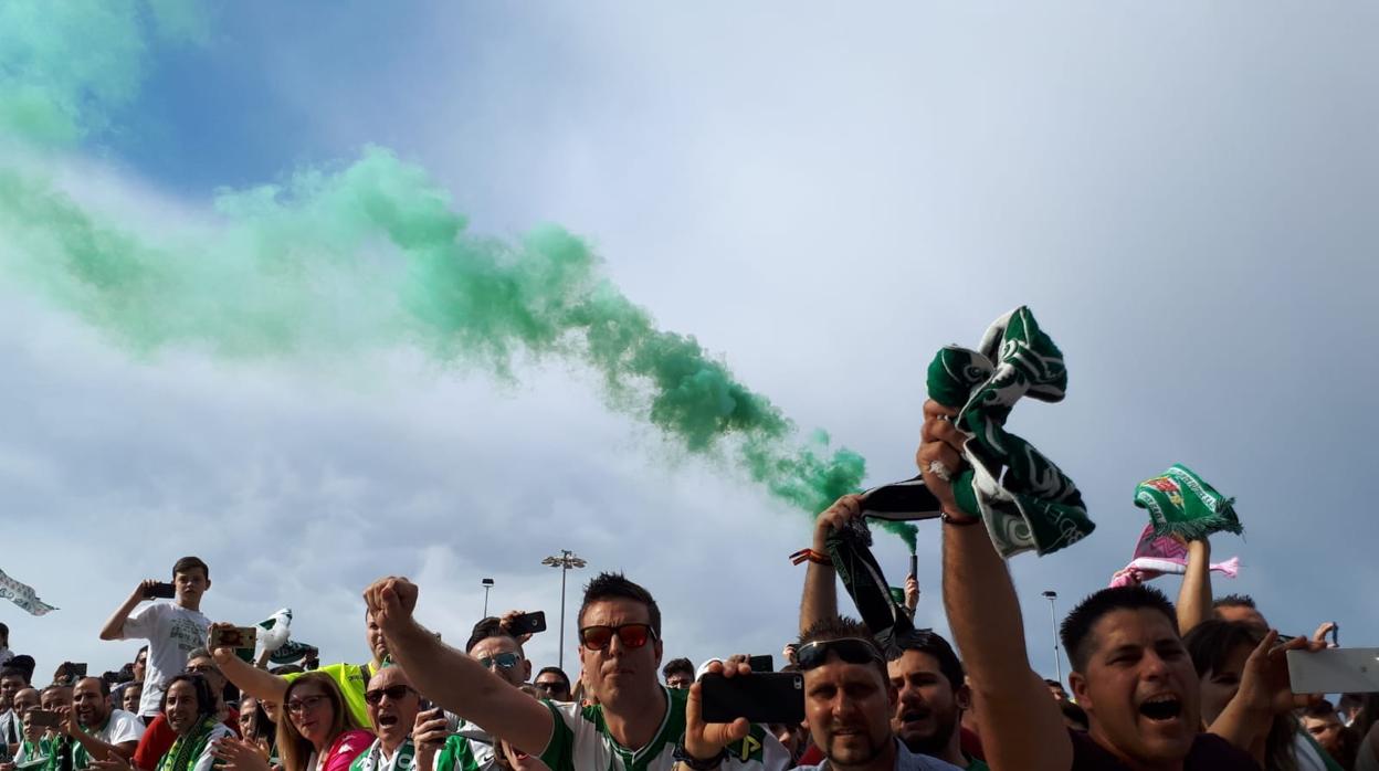 Los seguidores del Córdoba CF en el recibimiento al equipo