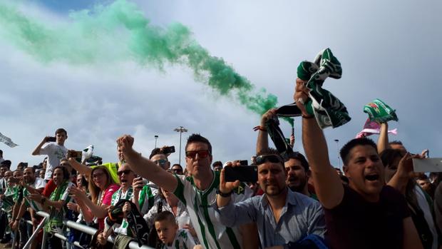 Vídeo | Así ha sido el recibimiento de la afición a los jugadores del Córdoba CF