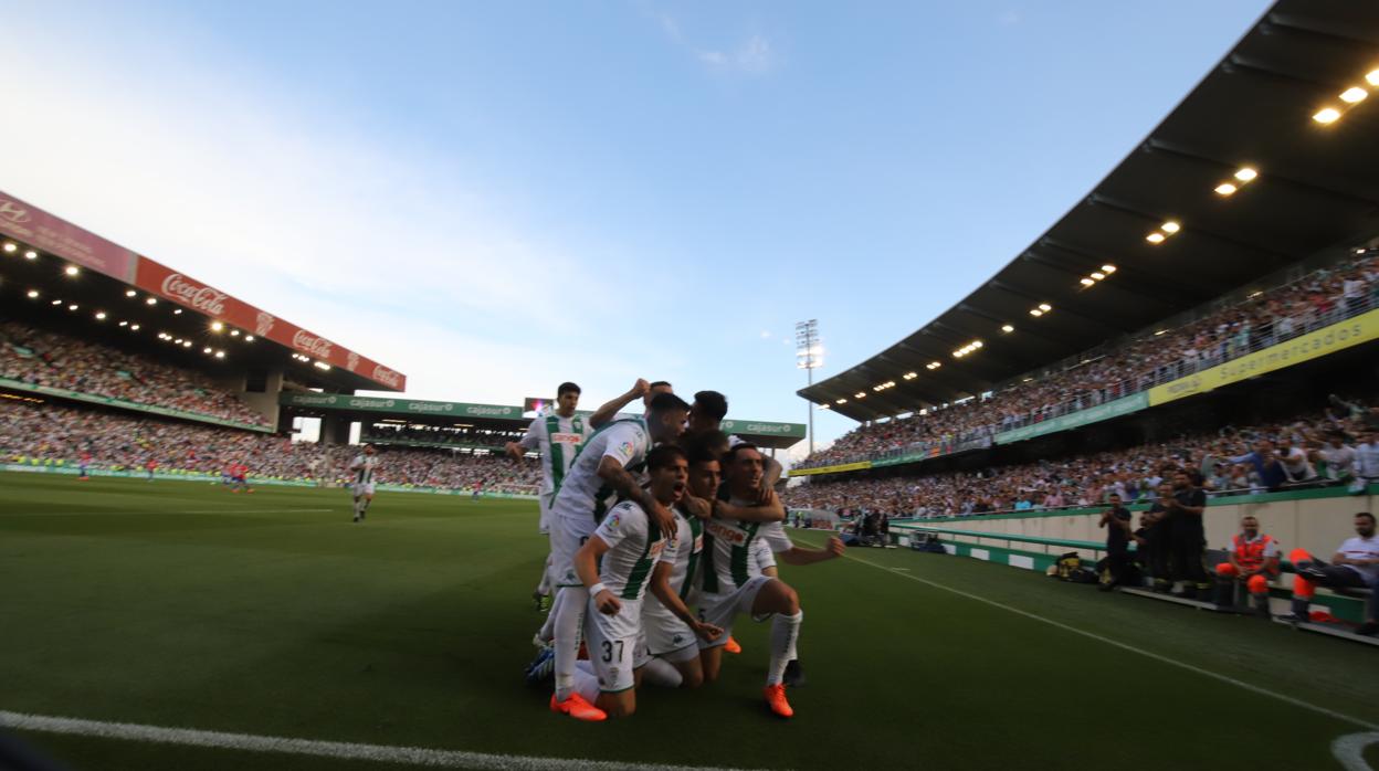 Los jugadores del Córdoba celebran el primer gol del Córdoba ante el Sporting de Gijón