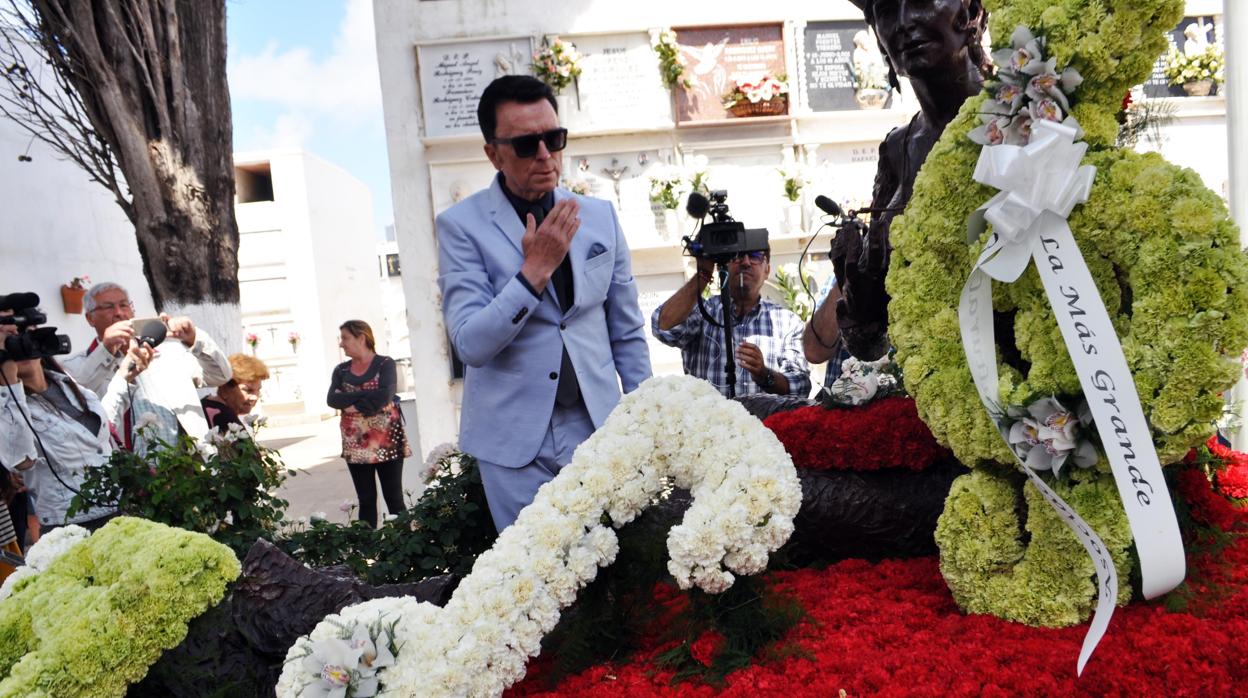 Ortega Cano, viudo de Rocío Jurado, lanza un beso a la tumba de la tonadillera en los homenajes por el 12º aniversario de su muerte