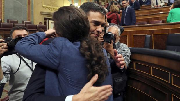 Pedro Sánchez se funde en un abrazo con Pablo Iglesias en el Congreso