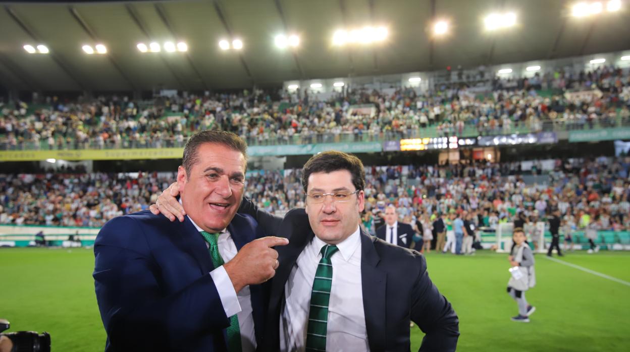 León se abraza con Sandoval tras el partido ante el Sporting