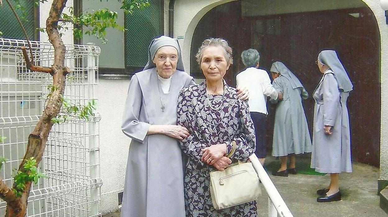 Sor Victoria de la Cruz, con una antigua colegiala japonesa que adoptó su mismo nombre