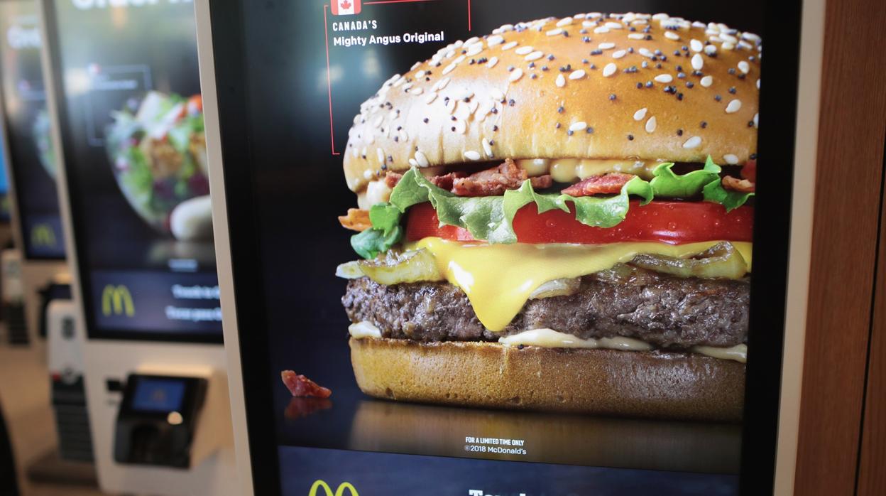 Panel con una de las hamburguesas florecidas en McDonald's