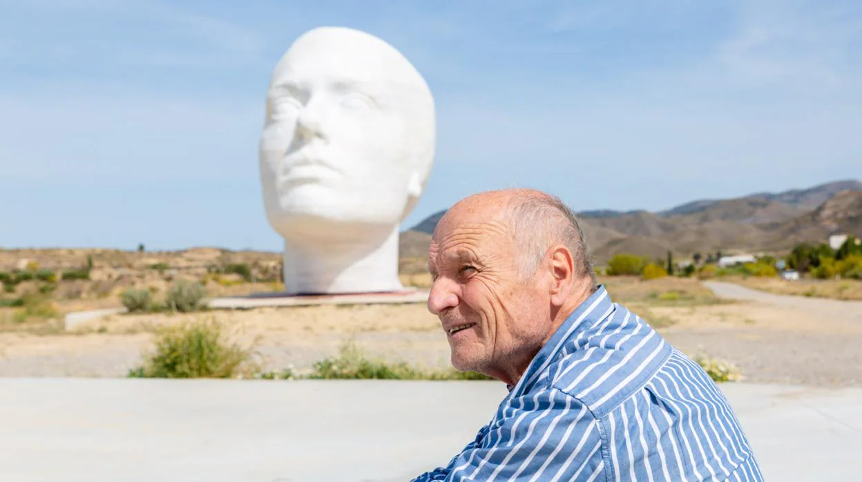 Antonio López posa para ABC delante de su monumental escultura en pleno desierto almeriense