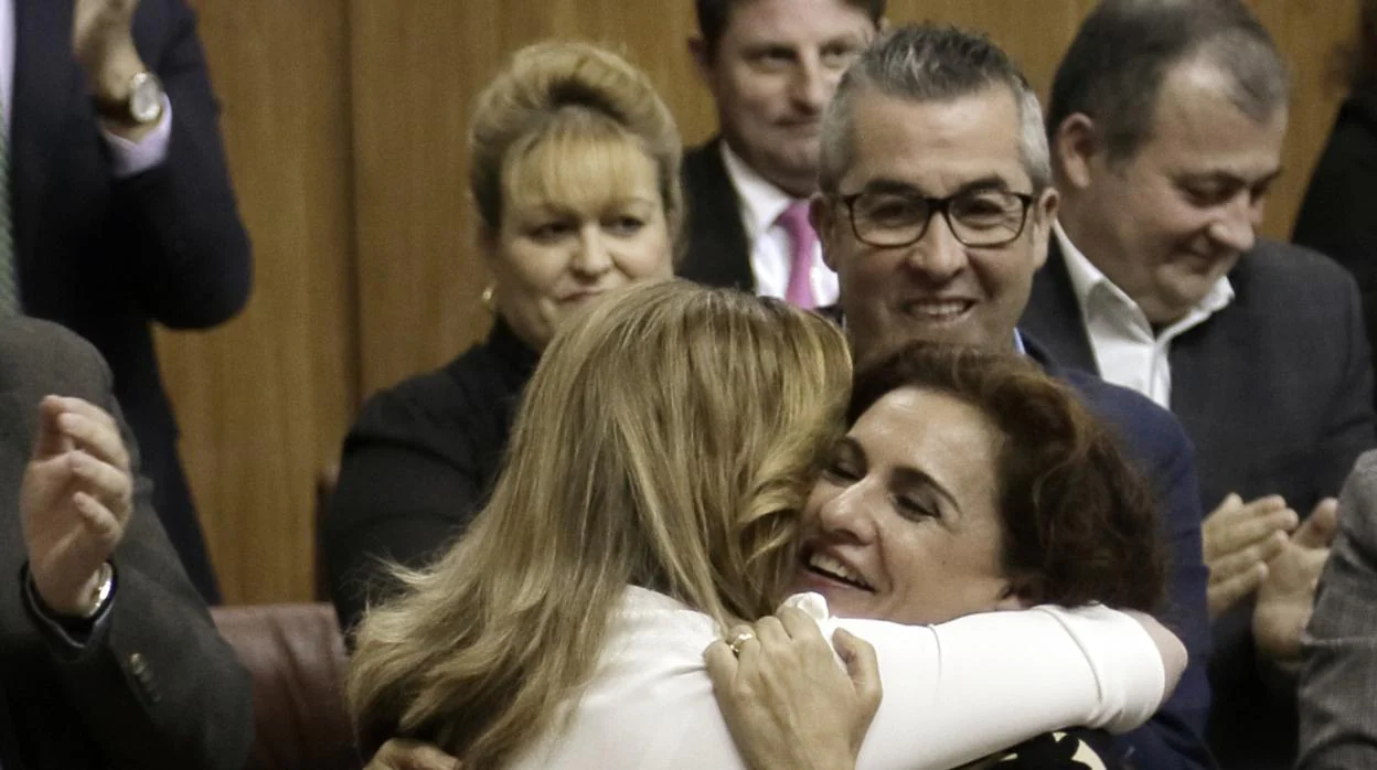 Susana Díaz abraza a María Jesús Montero tras la aprobación de los Presupuestos en Andalucía