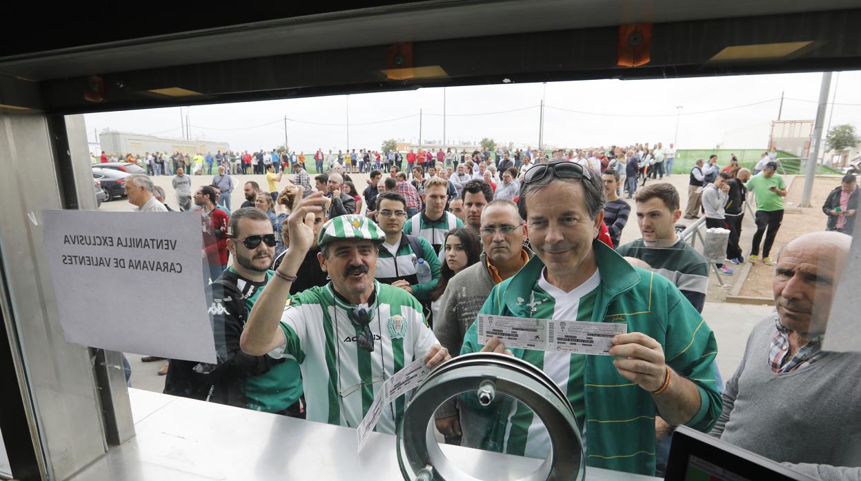 Seguidores del Córdoba CF compran entradas en las taquillas del estadio