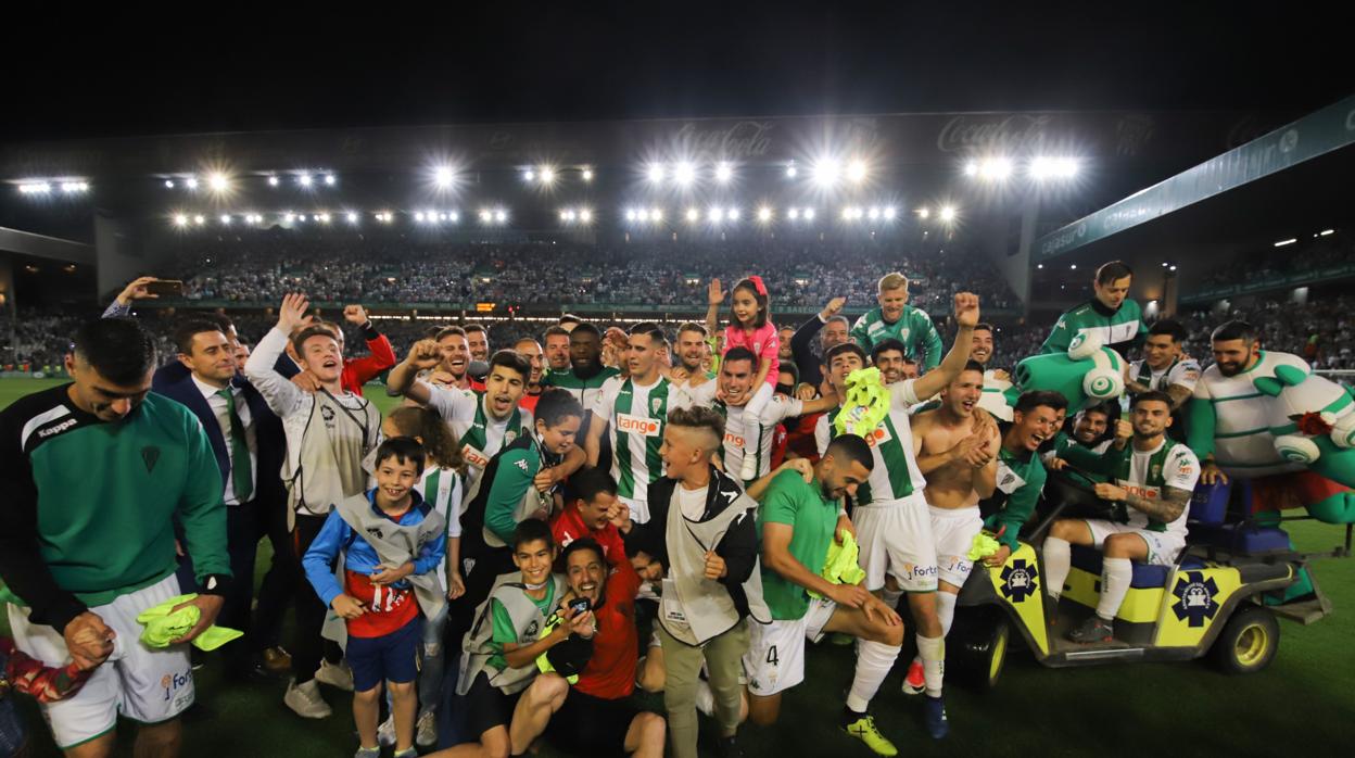 Los jugadores del Córdoba CF celebran la permanencia en Segunda