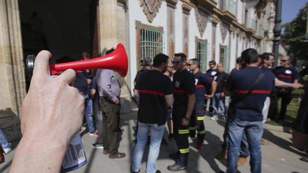Manifestación de bomberos ante la Diputación de Córdoba