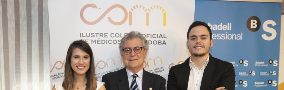 Elena López y Jorge Perea, con el presidente del Colegio de Médicos de Córdoba