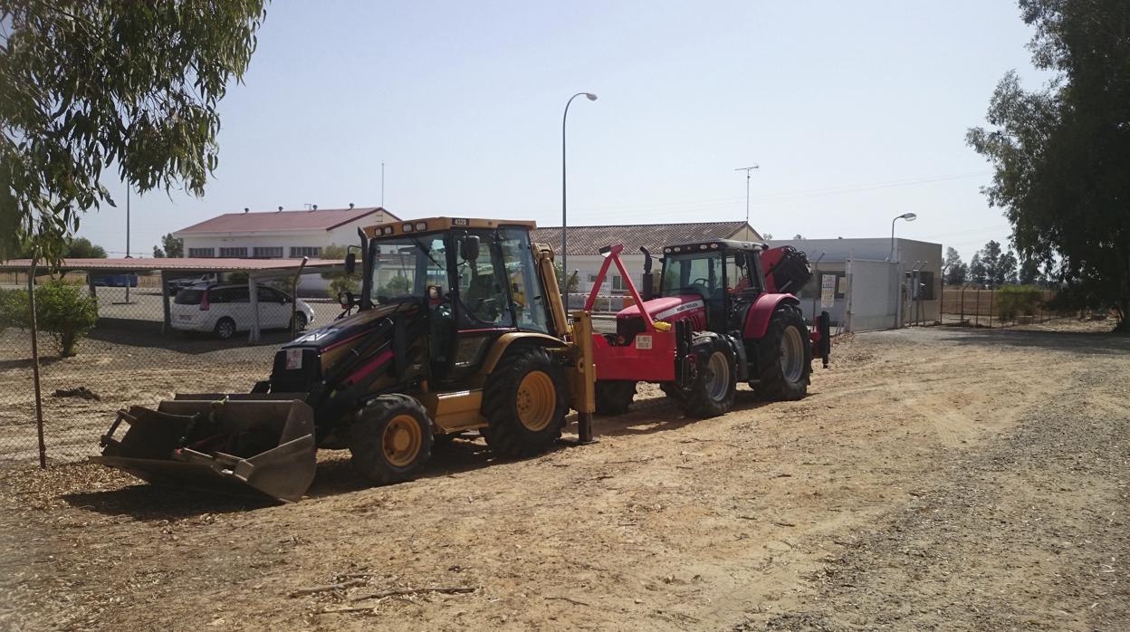 Dos excavadoras en el entorno del Parque Nacional de Doñana