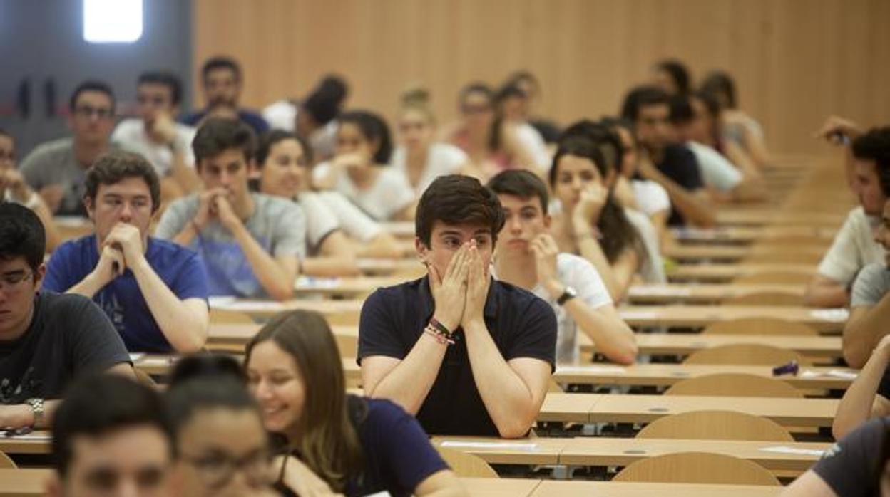 Jóvenes realizando las pruebas de Selectividad