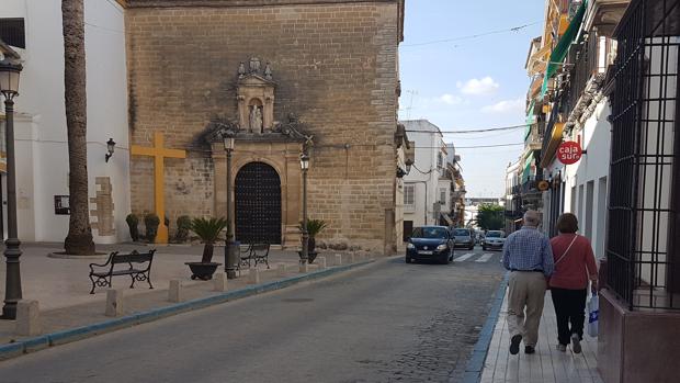 Cruz situada junto a la iglesia de las Carmelitas Descalzas de Aguilar de la Frontera