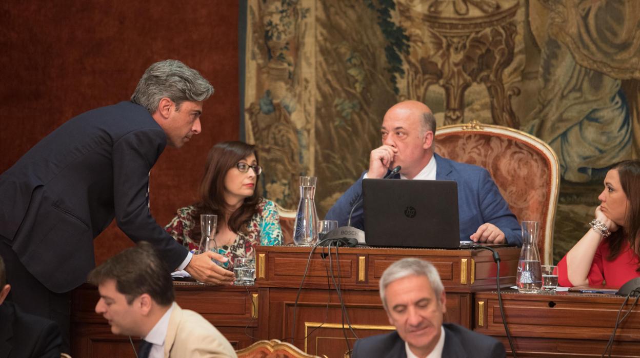 Andrés Lorite conversa con el presidente, Antonio Ruiz, en un Pleno de la Diputación