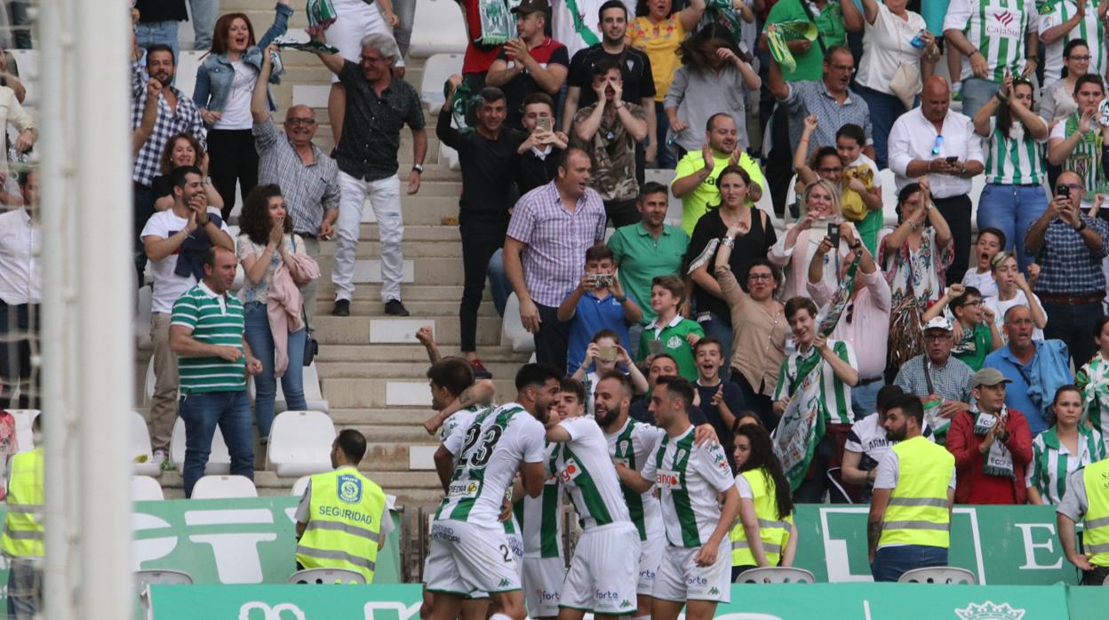 Los jugadores del Córdoba celebran el tanto de Quintanilla