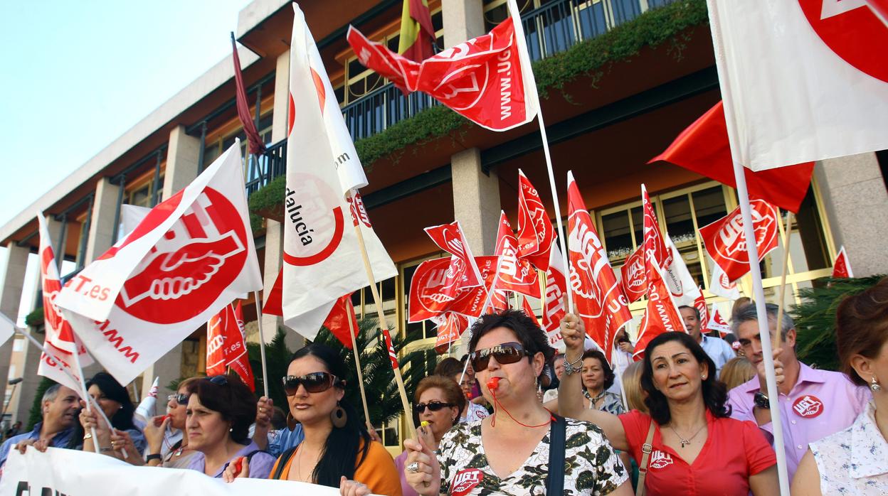 Protesta de trabajadoras en el Ayuntamiento de Córdoba en mayo de 2011