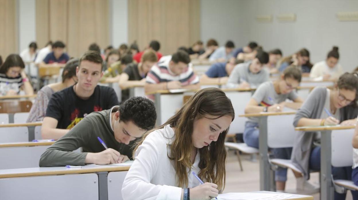 Jóvenes realizando los exámenes esta mañana en Córdoba