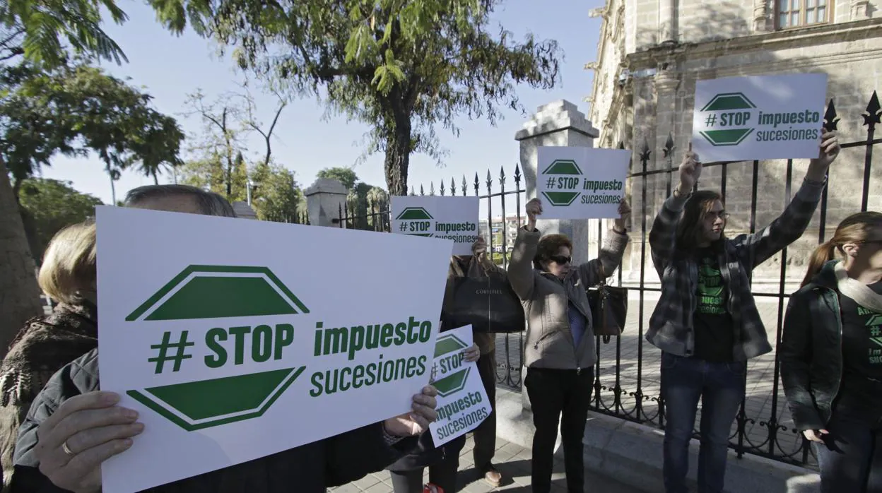 Manifestación ante el Parlamento de Andalucía en Sevilla contra el impuesto de sucesiones