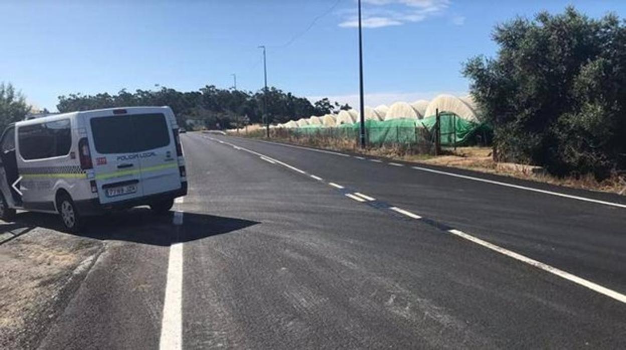 Pinta una línea discontinua en una carretera de Lepe para acceder a su trabajo sin maniobrar