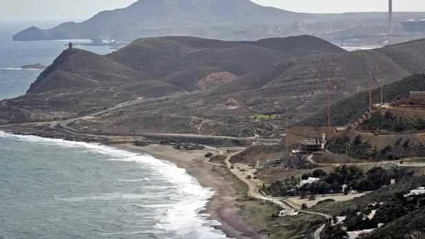 Muere al despeñar su vehículo por un desnivel en una carretera de Almería