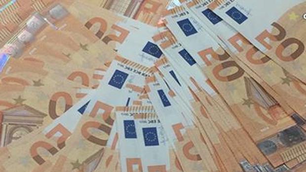 Entrega un bolso con 5.575 euros que encontró en un supermercado de Estepona