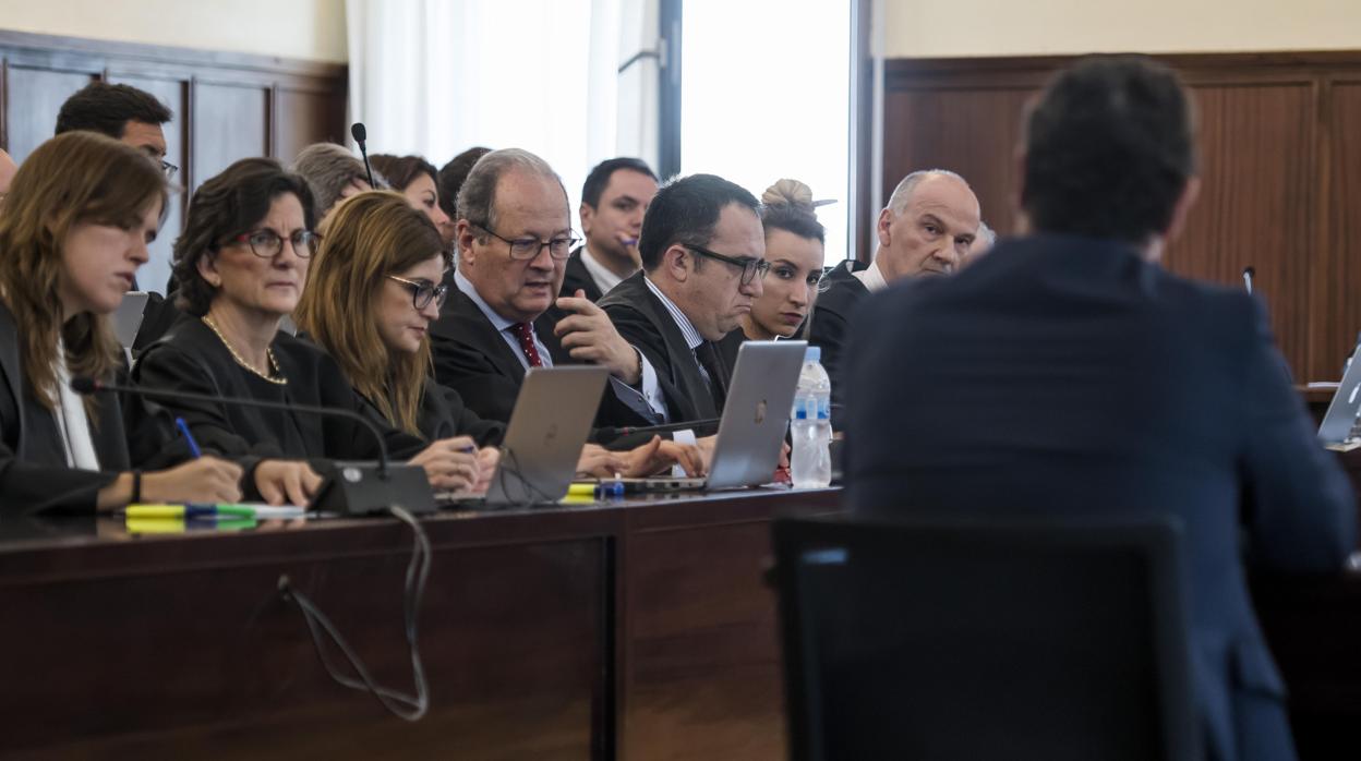 Ignacio García Revilla, de espaldas, continúa su declaración en el juicio de la pieza política del caso ERE