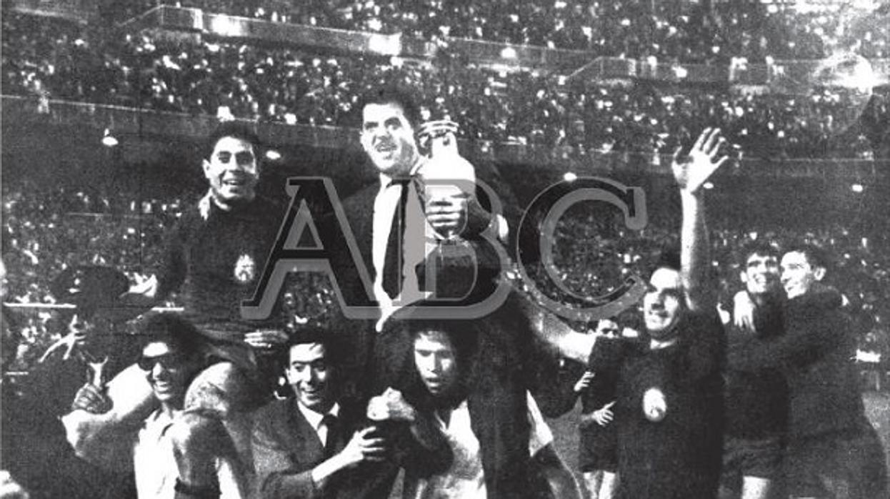 Imagen de la portada de ABC con el cordobés José Villalonga con la Eurocopa de España en 1964