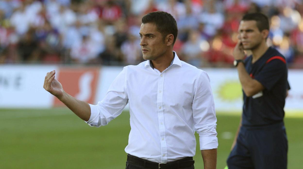 El entrenador del Lugo esta temporada, Francisco Rodríguez, da instrucciones a sus jugadores