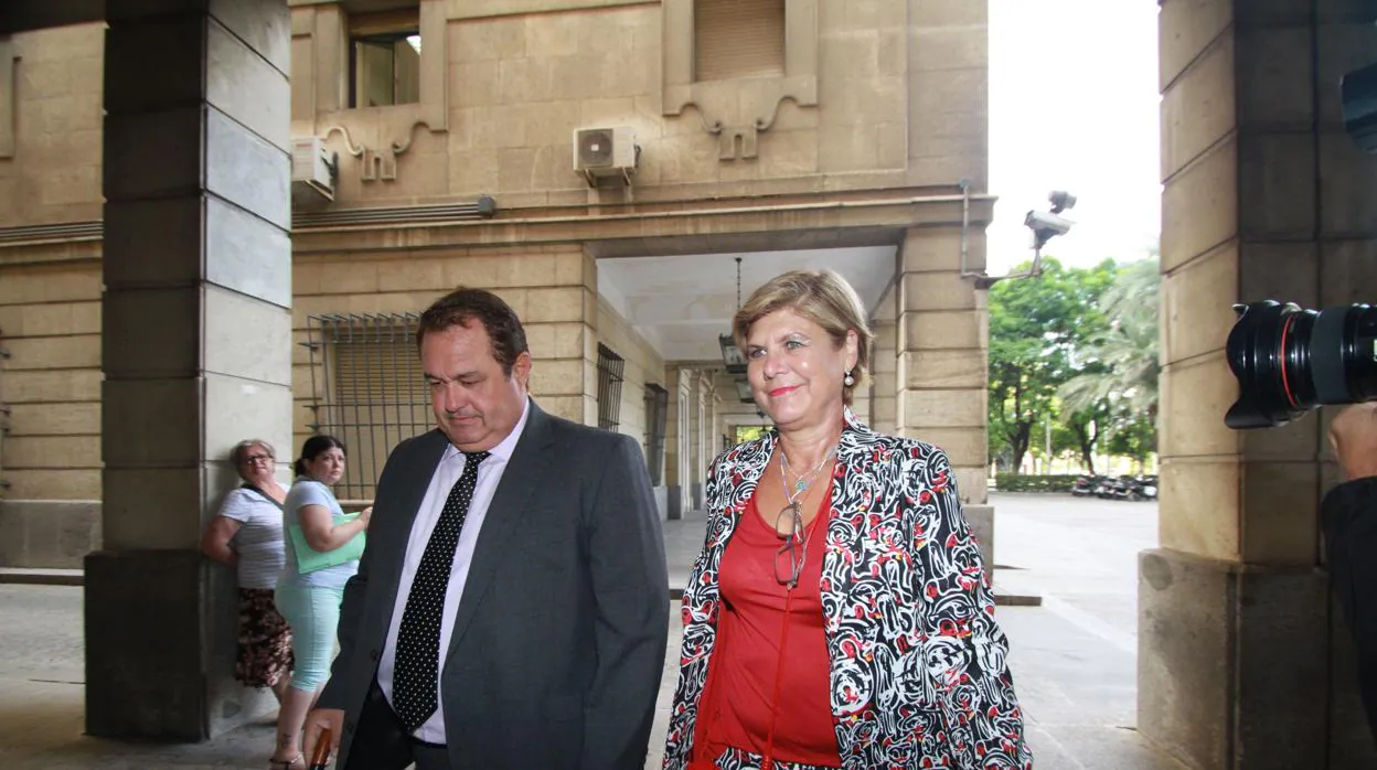 Teresa Florido, con su abogado, cuando declaró en los juzgados en septiembre de 2016