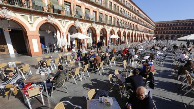 La Junta de Andalucía prepara un decreto que impide los veladores en las zonas residenciales urbanas