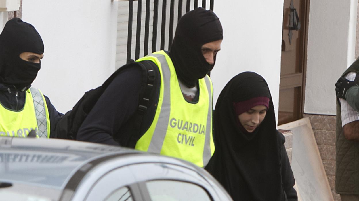 Registro en la vivienda de Almonte en presencia de la detenida por intentar pasar al DAESH