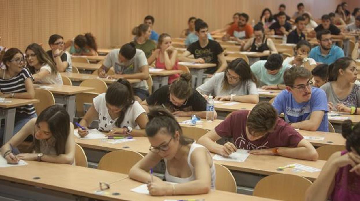 Estudiantes durante las pruebas de Selectividad