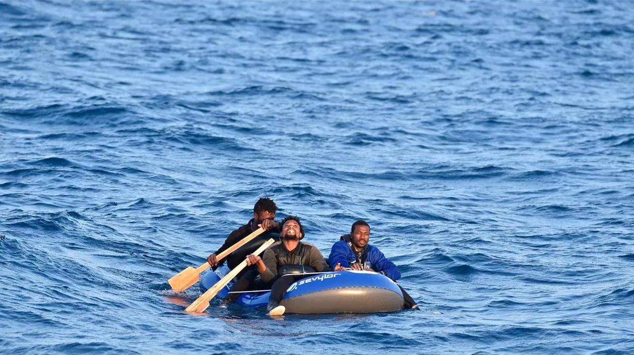 Imagen facilitada por Salvamento Marítimo de algunos de los inmigrantes rescatados este jueves en el Estrecho.