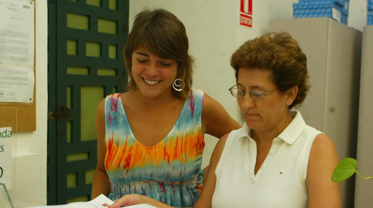 Elena Cortés y María Sierra Luque en el registro de entrada de la Diputación