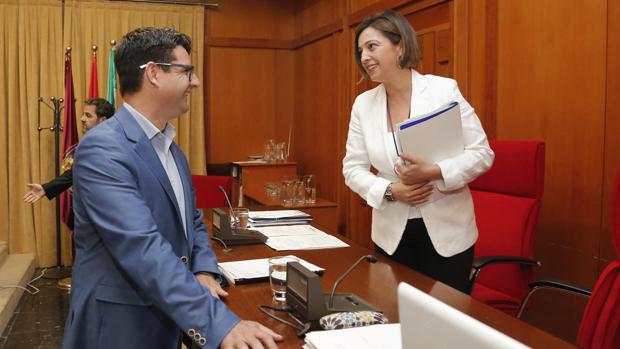 Pedro García e Isabel Ambrosio, durante un Pleno en el Ayuntamiento de Córdoba