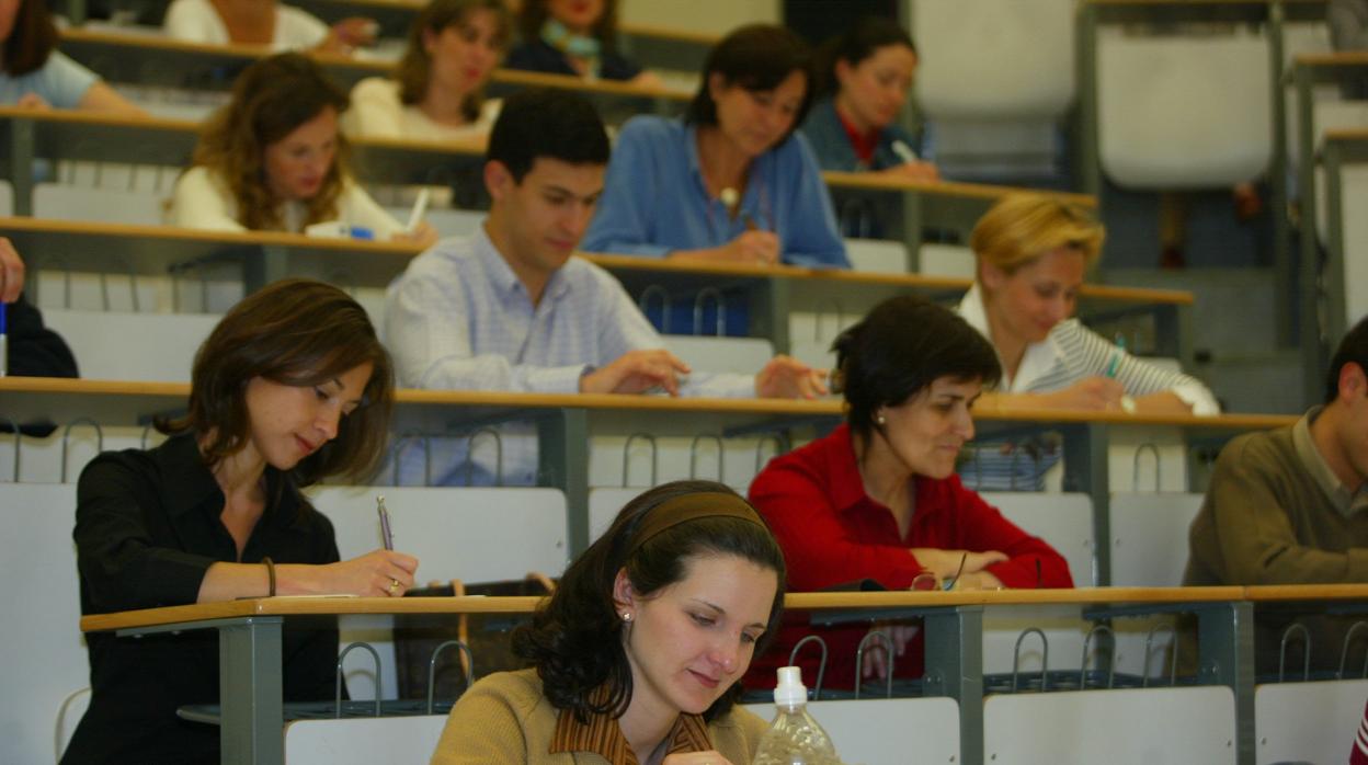 Opositores examinándose para una plaza del SAS en Córdoba