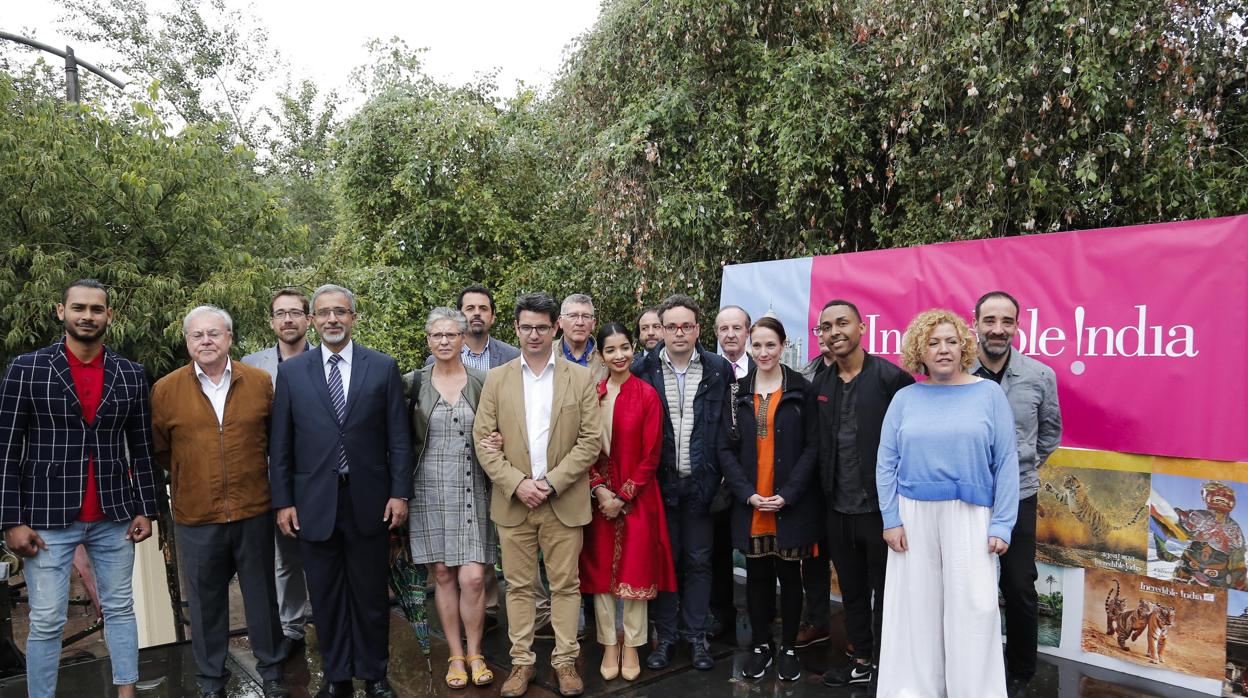 Pedro García en el centro de la foto institucional de la inauguración de Ríomundi