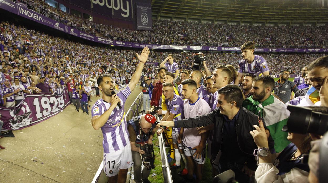 El Valladolid celebra el ascenso, con Antoñito y Deivid (d) con las banderas de Andalucía y Canarias