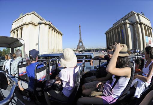 Un autobús con visitants a la capital de Francia